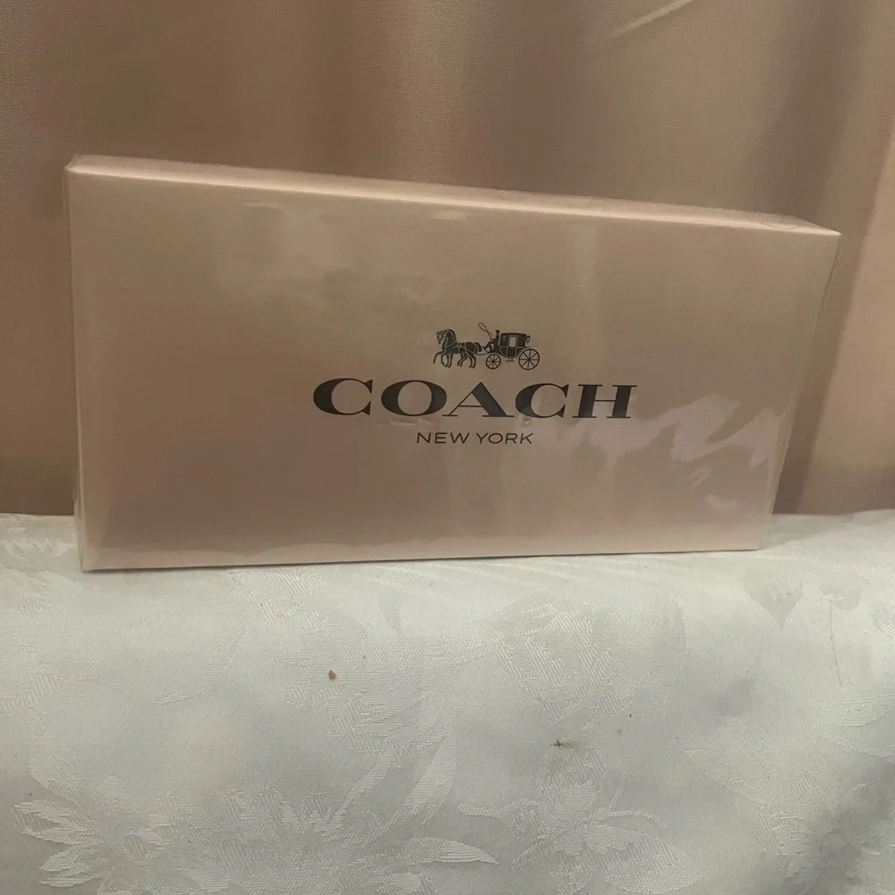 Brand new, still in cellophane wrapping. Coach New York mini perfume set - Picture 1 of 2
